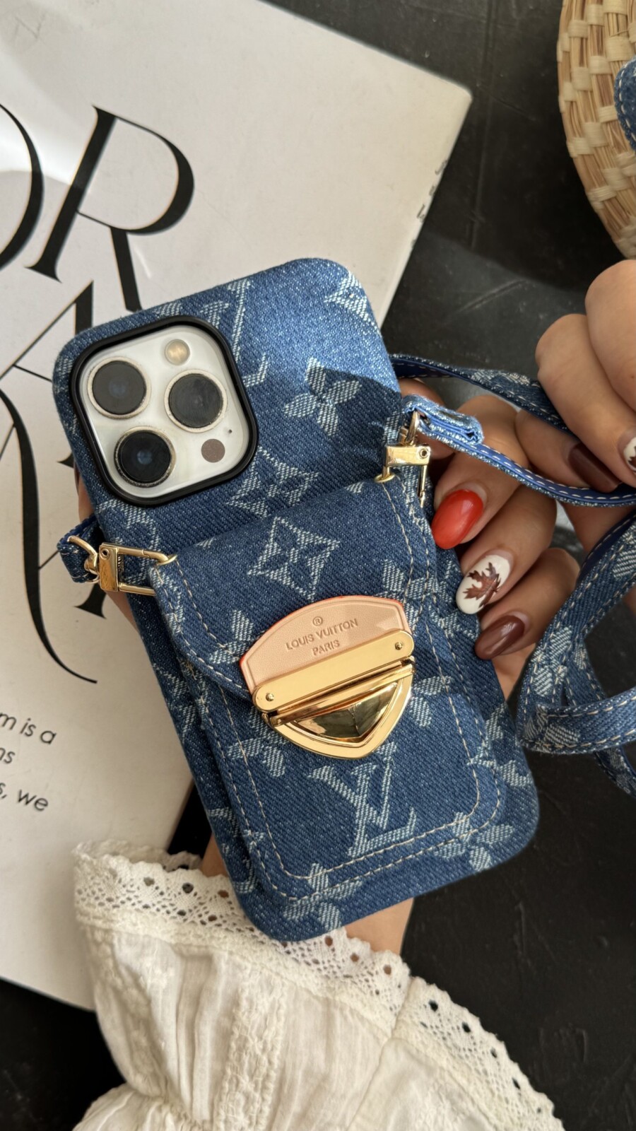 قاب موبایل آیفون لویی ویتون جین استایل جاکارتی دار + بندست